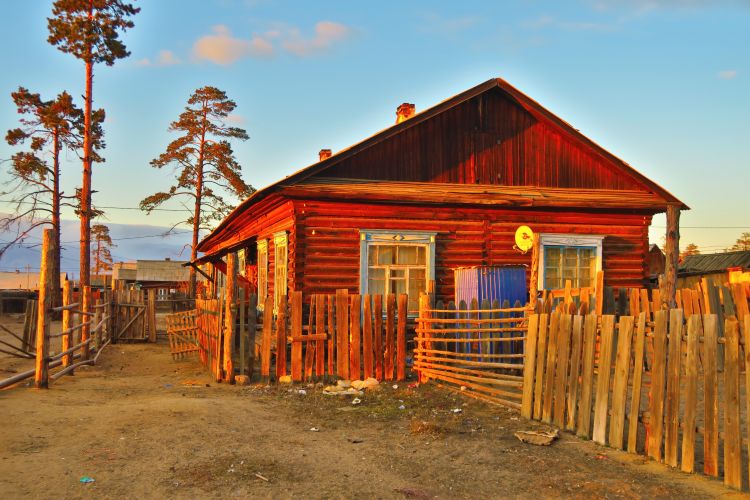 Holzhaus im Abendlicht