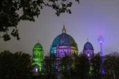 Berliner Dom mit Alex in den Wolken