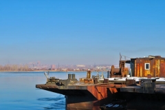 Altes Schiff vor Irkutsk Skyline
