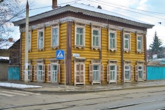 Altes gelbes Holzhaus