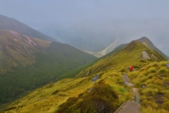 Abstieg-zur-Iris-Burn-Hut-über-Stufen