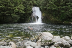 Schwimmer am Iris Burn Wasserfall