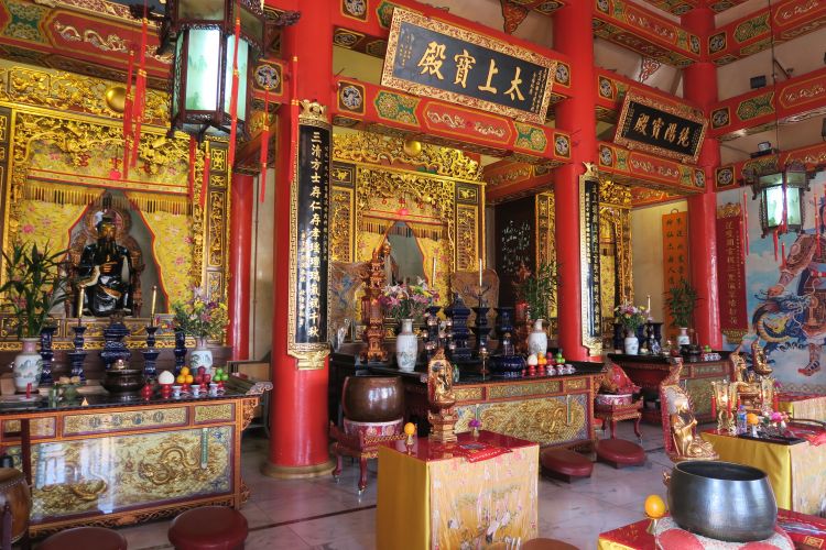 Fung Ying Seen Koon - Altar