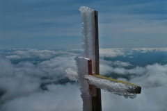 Snow-Valley-vereiste-Markierung-über-den-Wolken