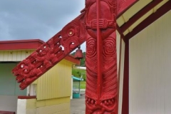 Torere - Schnitzereien am Gemeindehaus - Detail