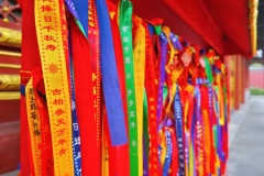 Beihai-Park-Baender-vor-Tempel