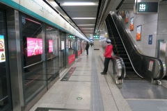 Warten an der Metro Linie 4