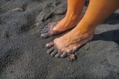 Schwarzer-Sand-schwarze-Fuesse