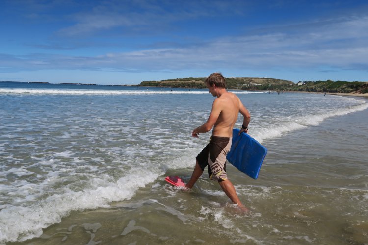 Bodysurfer auf dem Weg in Wasser