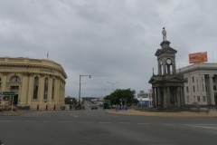 Invergargill-Verkehrsinsel-mit-Monument-für-den-Suedafrika-Krieg