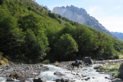 Reiter durchquert den Fluss