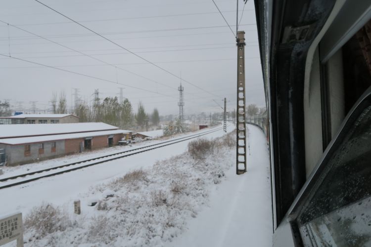 Transmongolische Eisenbahn im Schnee in China