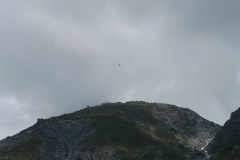 Hubschrauber auf dem Weg zum Gletscher