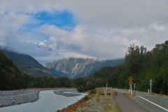 Waiho River mit Franz Josef Gletscher im Hintergrund