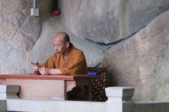 Nanputuo-Tempel-Moench-mit-Handy